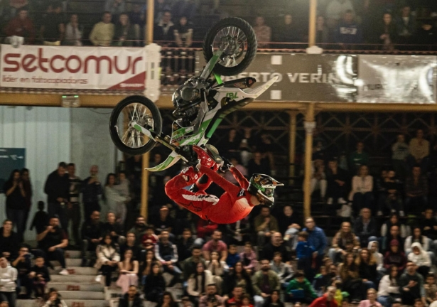 Francis Costela durante un salto