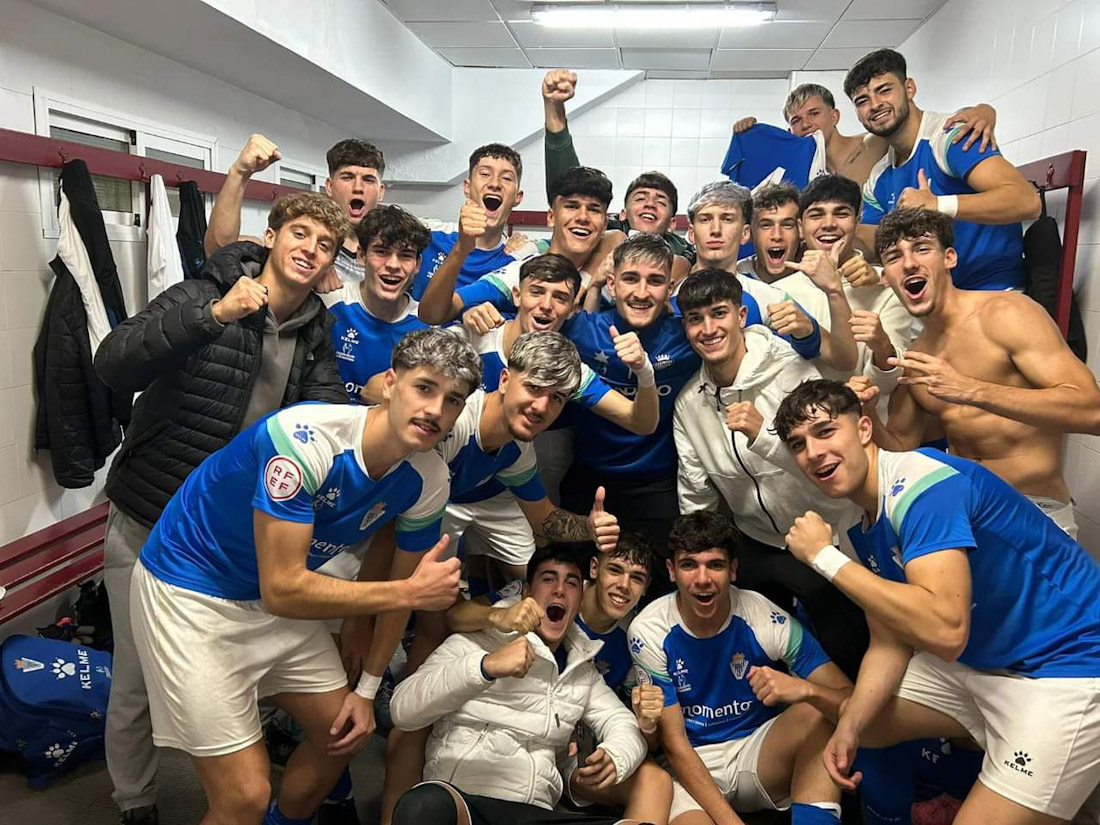 El Maracena juvenil celebra su triunfo (UD MARACENA) 