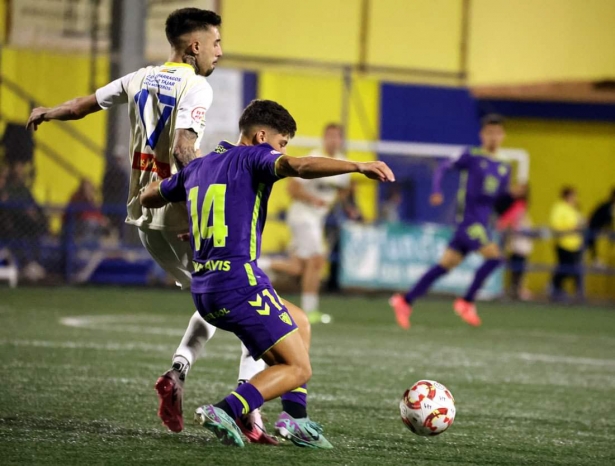 Utrilla pelea por el balón con un jugador del Atlético Malagueño (JOSÉ ANDRÉS FERNÁNDEZ) 