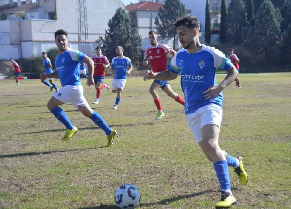Maldonado avanza con el balón (LÁZARO) 