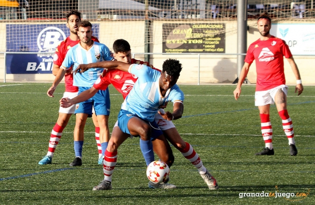 Ballo protege el balón ante un jugador del Arenas (J. PALMA)