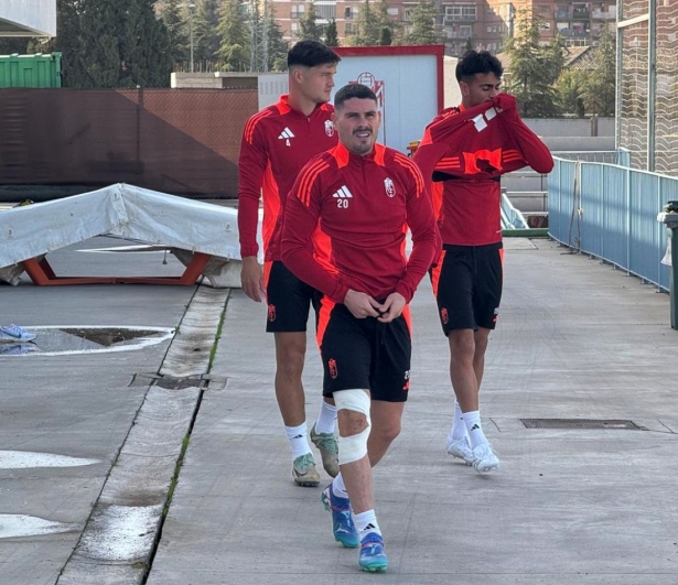 Sergio Ruiz aún luce un aparatoso vendaje en su rodilla (J. AZCOYTIA) Sergio Ruiz aún luce un aparatoso vendaje en su rodilla (J. AZCOYTIA)