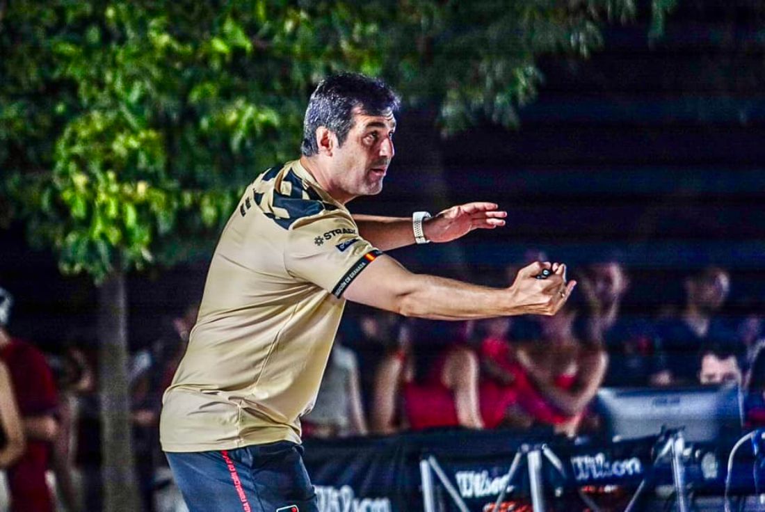 Pablo Pin da instrucciones durante un encuentro de pretemporada (JOSÉ VELASCO)