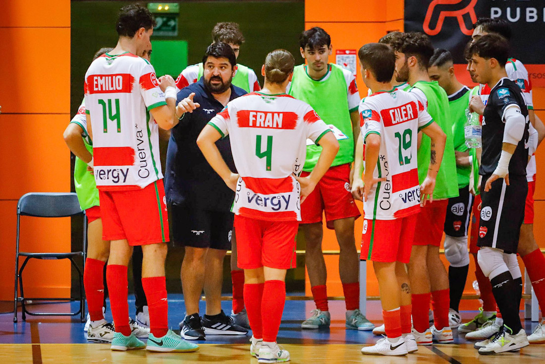 Rafa Romero da instrucciones durante un tiempo muerto (GRANADA FS)