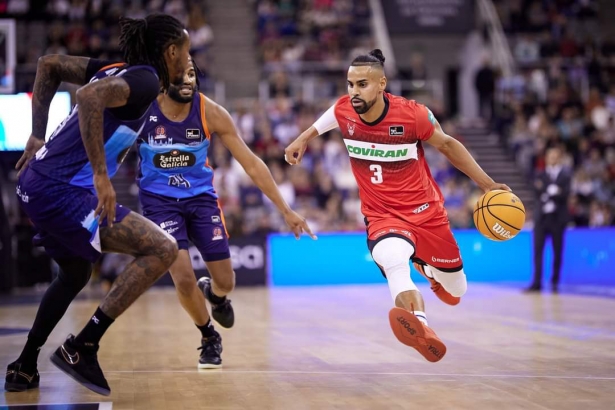 Gian Clavell juega en ataque (COVIRÁN GRANADA/ FERMÍN RODRÍGUEZ)