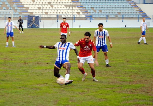 Baka (CF Motril) y Migue Bolívar (Arenas) en un lance del partido. (SEMANARIO MUCHO DEPORTE) Baka (CF Motril) y Migue Bolívar (Arenas) en un lance del partido. (SEMANARIO MUCHO DEPORTE)