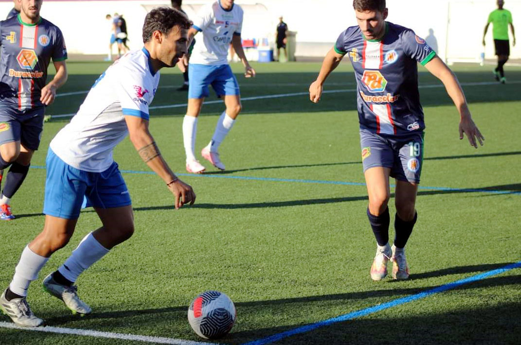 Diego Gámiz en una jugada con el Loja CD (PACO CASTILLO)