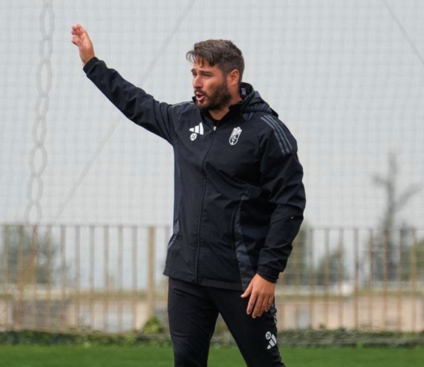 Erice da instrucciones durante un entrenamiento (GRANADA CF) Erice da instrucciones durante un entrenamiento (GRANADA CF)
