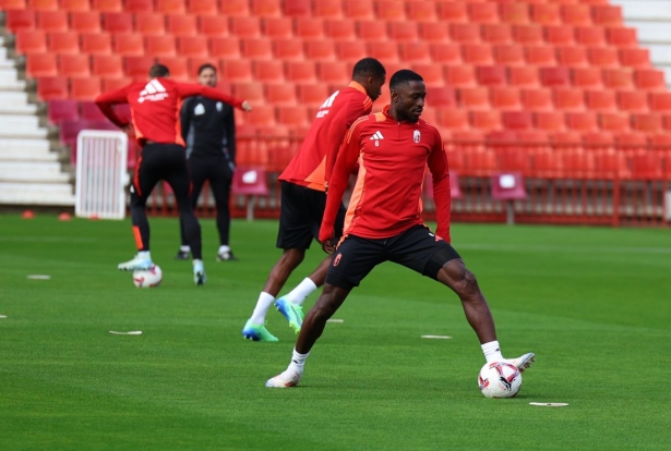 Hongla, al iguala que Uzuni, ya han entrenado con el grupo (J. AZCOYTIA) Hongla, al iguala que Uzuni, ya han entrenado con el grupo (J. AZCOYTIA)