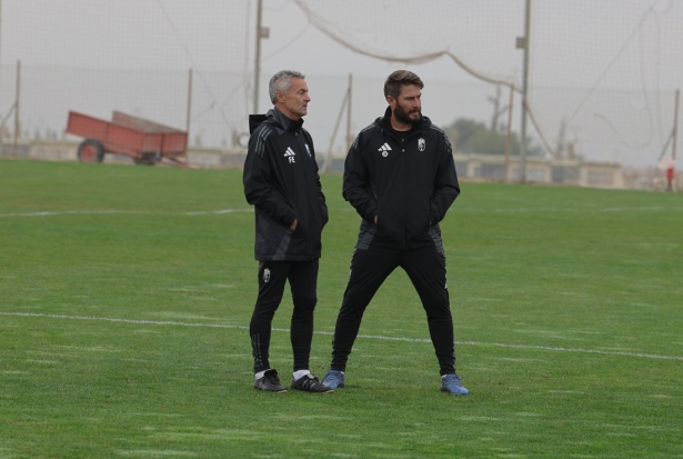 Escribá ha conversado durante unos minutos con Jon Erice, técnico del filial (J. AZCOYTIA)