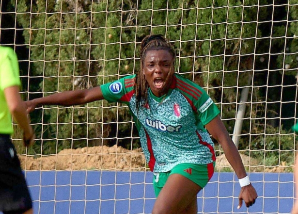 Edna está viendo puerta con facilidad (GRANADA CF) Edna está viendo puerta con facilidad (GRANADA CF)