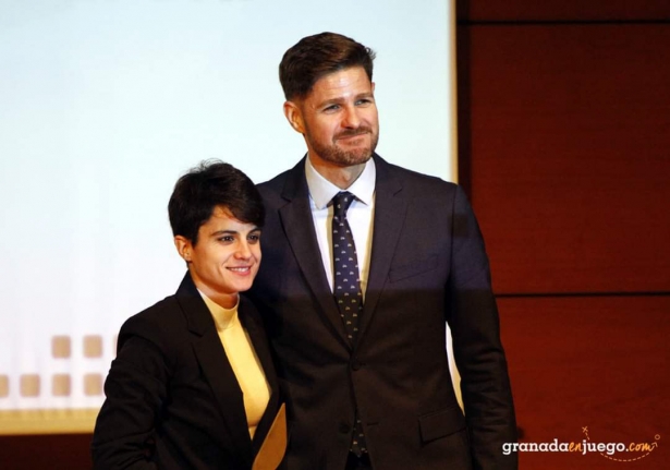 María Pérez Pérez junto a Eric Escobedo tras recibir uno de los galardones (J. PALMA) María Pérez Pérez junto a Eric Escobedo tras recibir uno de los galardones (J. PALMA)