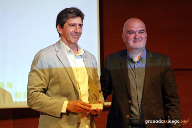 David Cárdenas recibió el premio otorgado al CB La Zubia (J. PALMA)