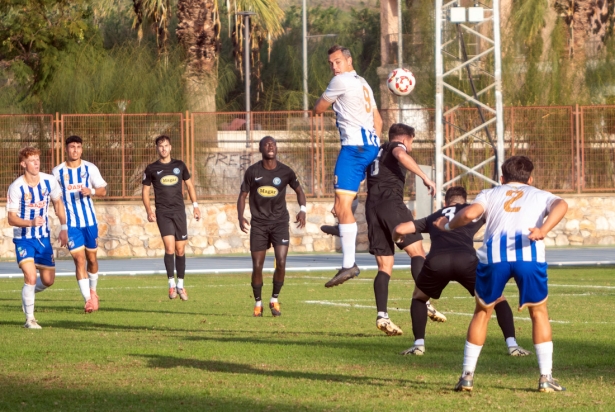 El delantero local Antonio López rodeado de jugadores ejidenses. (SEMANARIO MUCHO DEPORTE) El delantero local Antonio López rodeado de jugadores ejidenses. (SEMANARIO MUCHO DEPORTE)