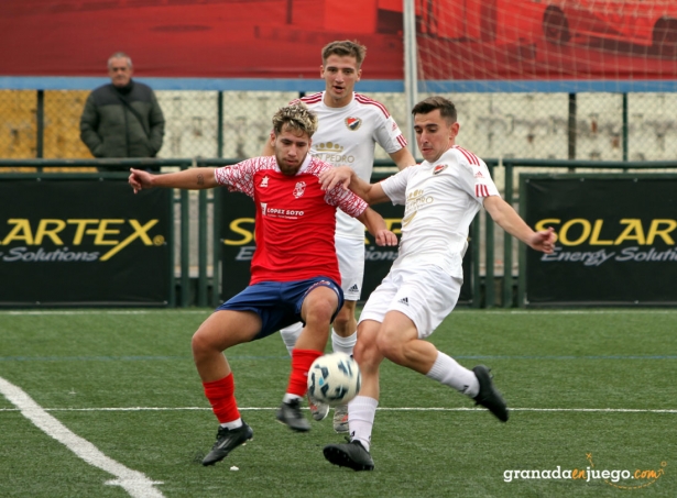 Una jugada del encuentro entre Churriana CF y UD San Pedro (J. PALMA)