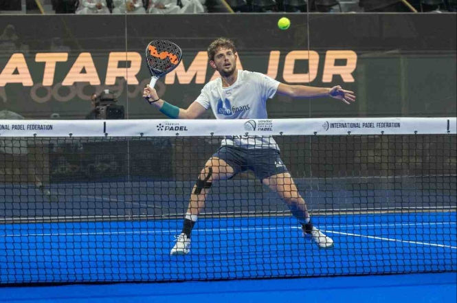 Yanguas golpea una volea de derecha (PREMIER PADEL)