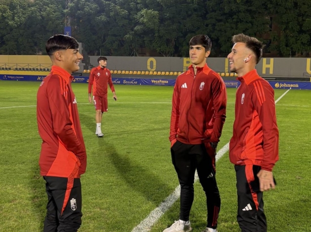Alemán antes del encuentro junto a sus compañeros (GRANADA CF) Alemán antes del encuentro junto a sus compañeros (GRANADA CF)