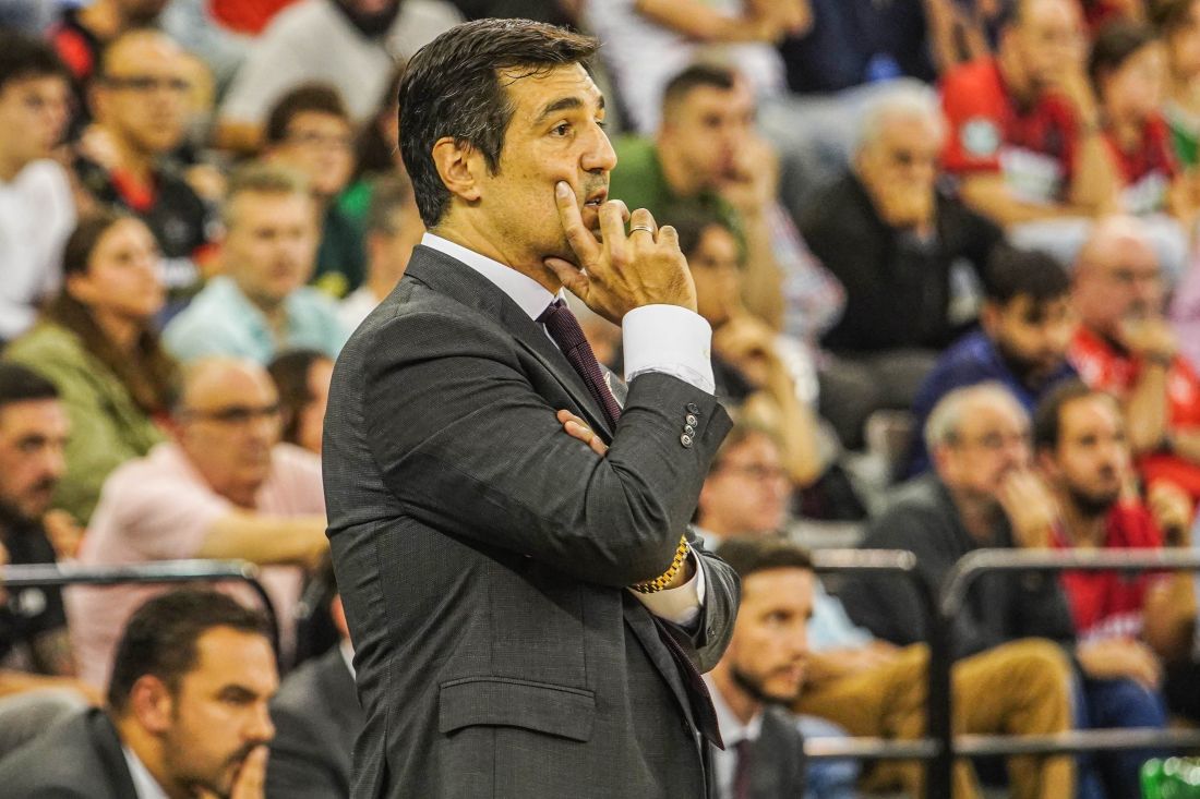 Pablo Pin sigue atento uno de los partidos de su equipo (JOSÉ VELASCO)