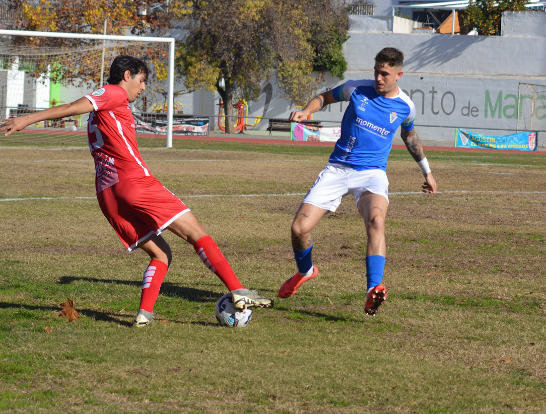 Raúl Fernández pelea por la bola  (D. CONTRERAS)