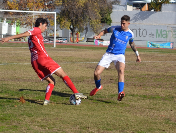Raúl Fernández pelea por la bola  (D. CONTRERAS)