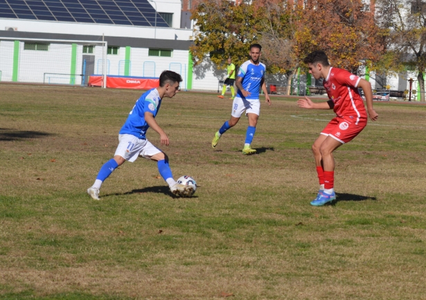 Falín encara a un jugador del Rincón (D. CONTRERAS)