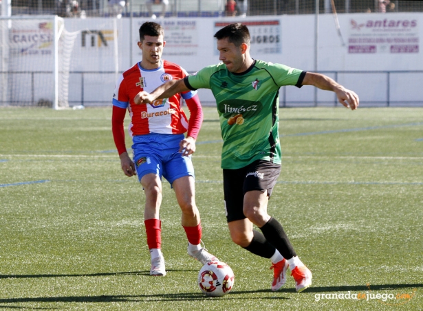 Joan Grasa en una acción del encuentro ante la UDC Torredonjimeno (J. PALMA)