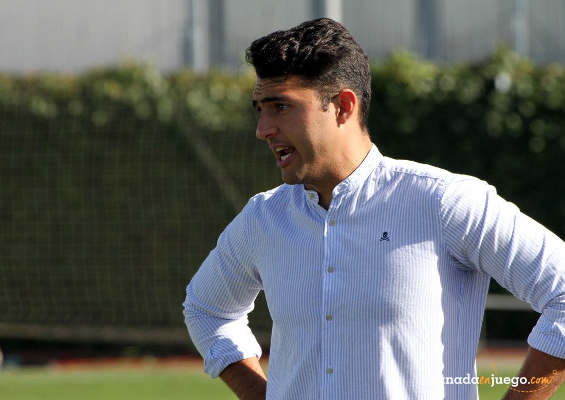 Arturo Ruiz da instrucciones durante un partido (J. PALMA)