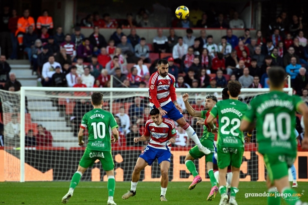 Insua en una acción defensiva en el partido ante el Racing Club (JOSÉ M. BALDOMERO) Insua en una acción defensiva en el partido ante el Racing Club (JOSÉ M. BALDOMERO)