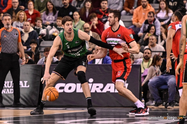 Rubén Guerrero defiende a Ante Tomic (JOSÉ M. BALDOMERO)