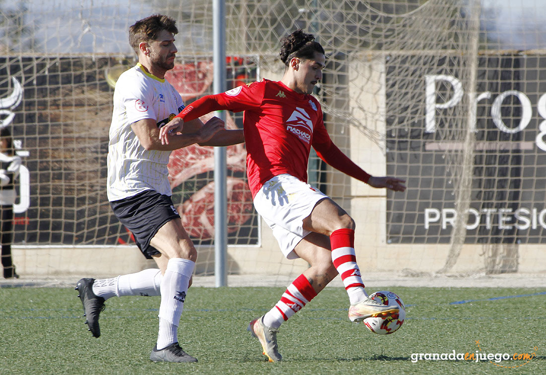 Bolívar controla el balón ante Javi Pérez (J. PALMA)