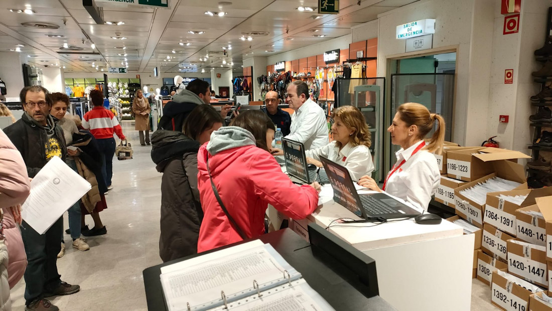 Recogida de dorsales para la Carrera Nocturna de Disfraces de Granada (AYUNTAMIENTO DE GRANADA)
