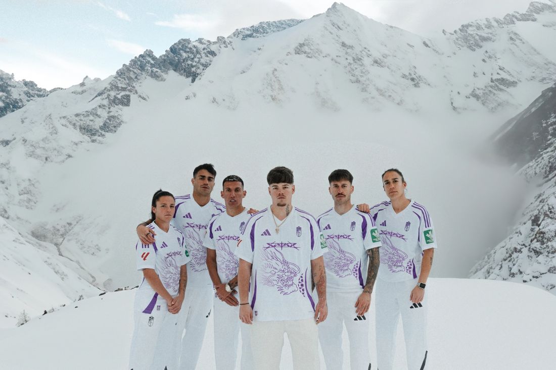 Saiko posa con varios jugadores del Granada con la nueva equipación (GRANADA CF)