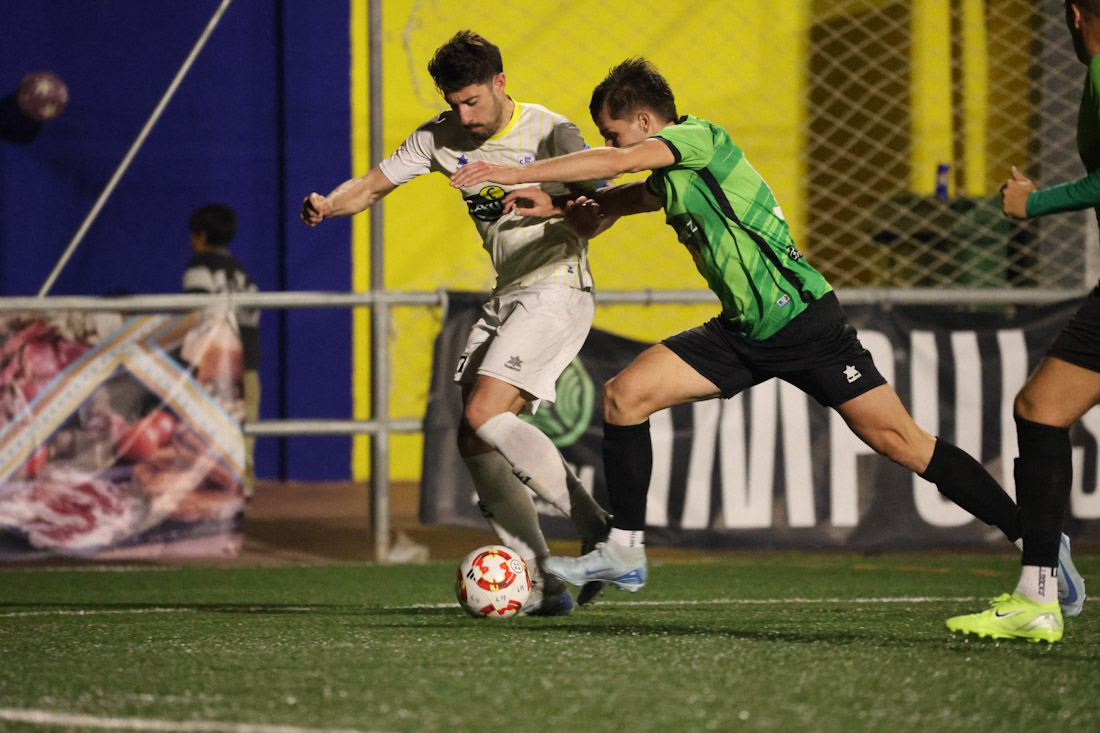 Esteban avanza con el balón (JOSÉ ANDRÉS FERNÁNDEZ)