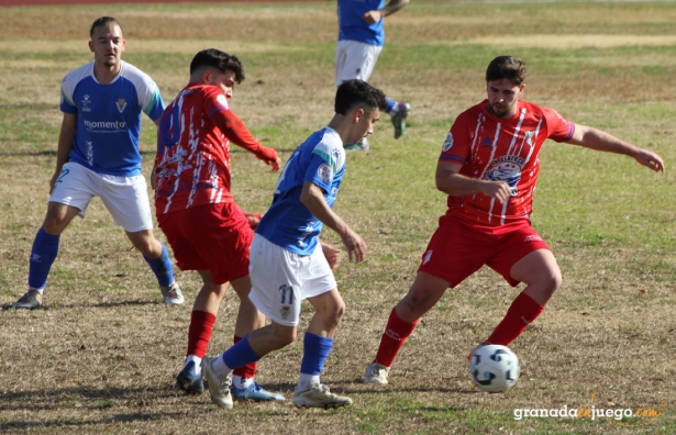 Falín maneja el balón en una acción de ataque de la UD Maracena ante el CD Casabermeja (J. PALMA)