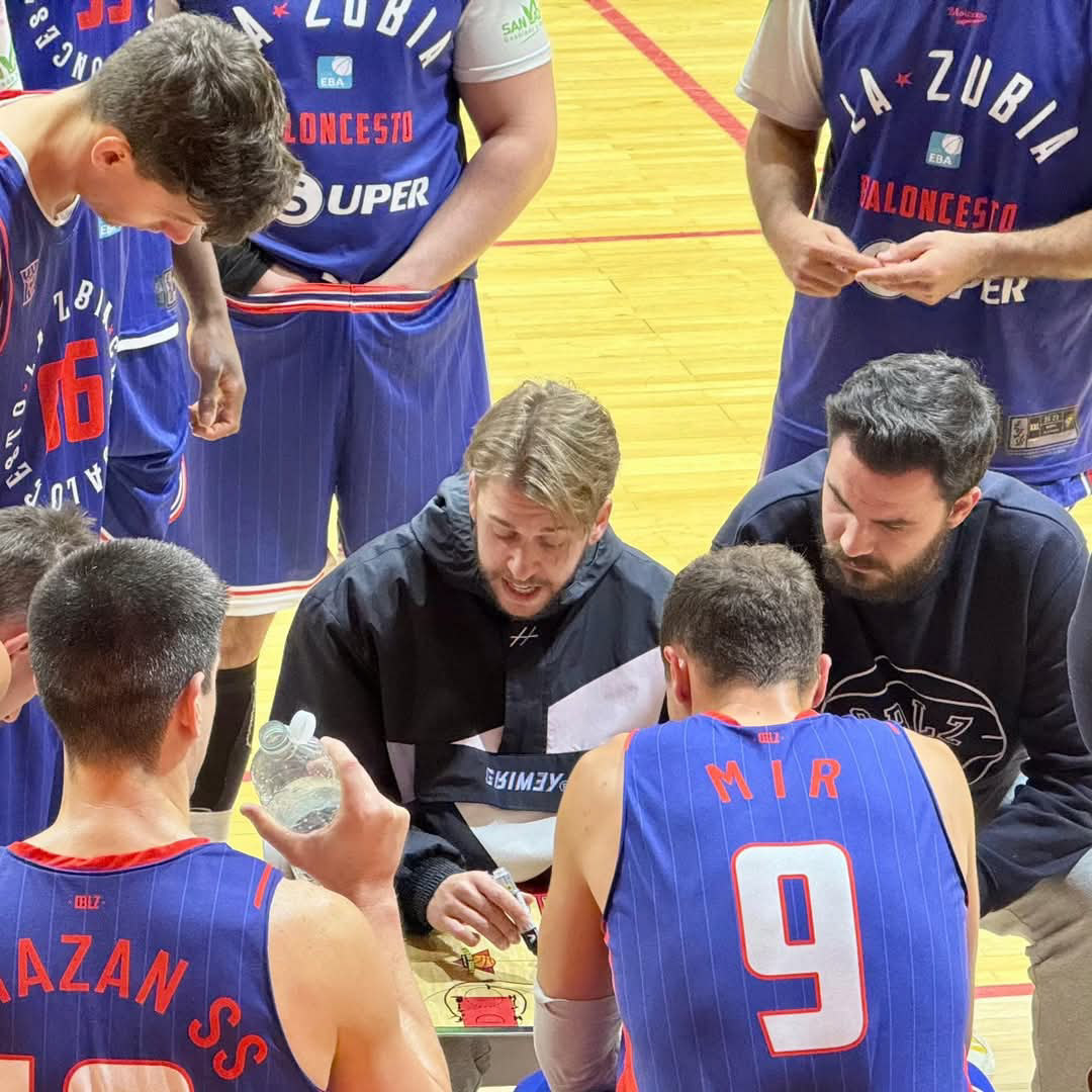 Gonzalo Hermoso da instrucciones durante un tiempo muerto (CB LA ZUBIA)