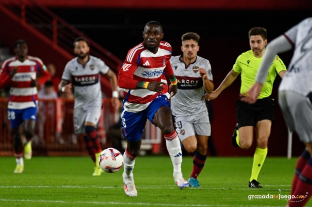El Granada intentará imponerse al Levante en esta ocasión (JOSÉ M. BALDOMERO) El Granada intentará imponerse al Levante en esta ocasión (JOSÉ M. BALDOMERO)