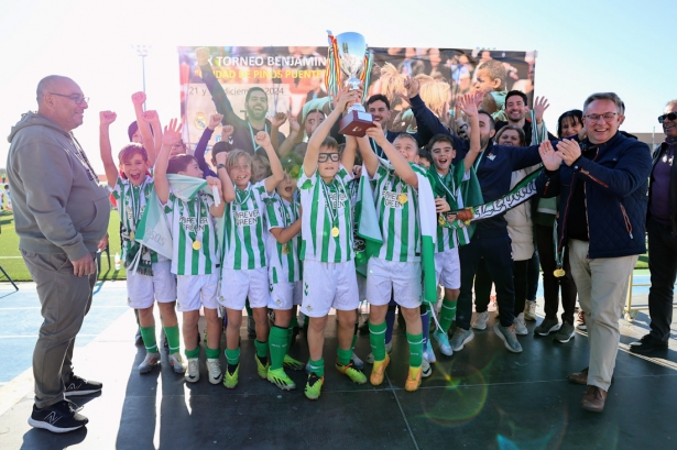 El Real Betis levanta la Copa de campeón (JOSÉ ANDRES FERNÁNDEZ)