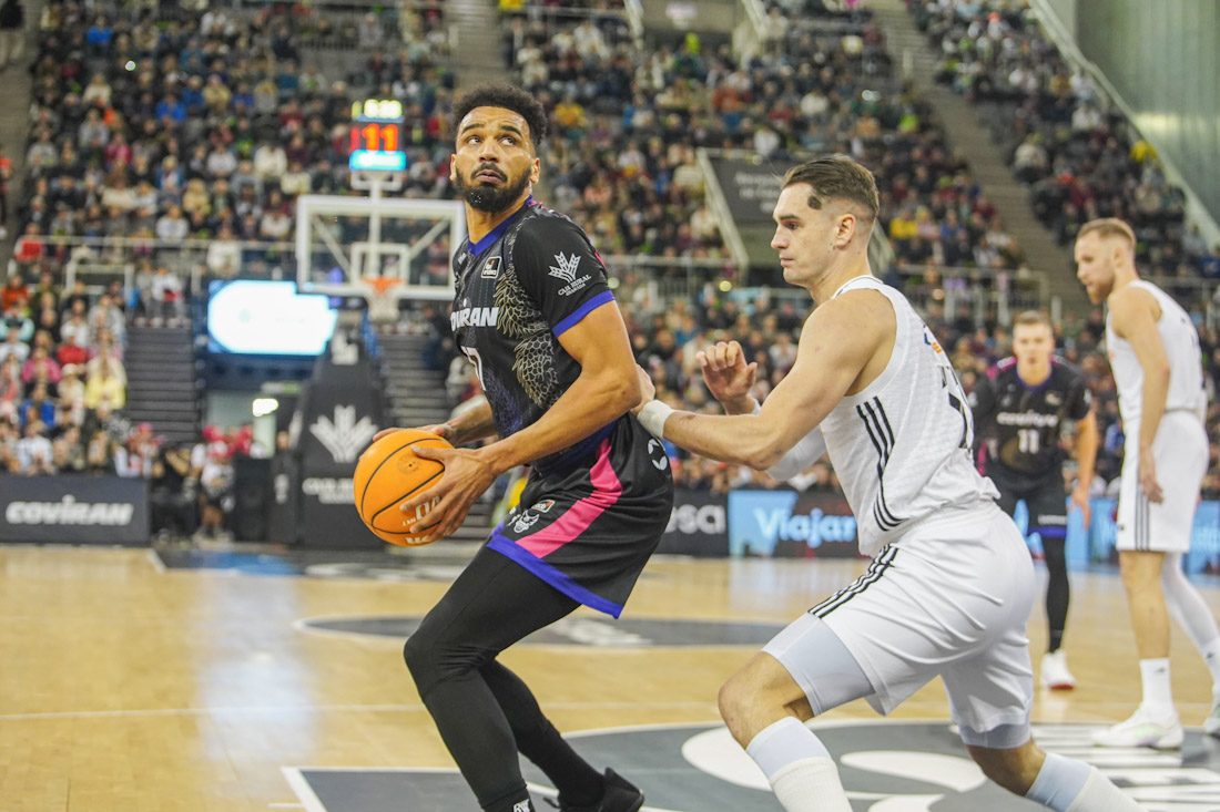 Amine Noua defendido por Mario Hezonja (JOSE VELASCO)
