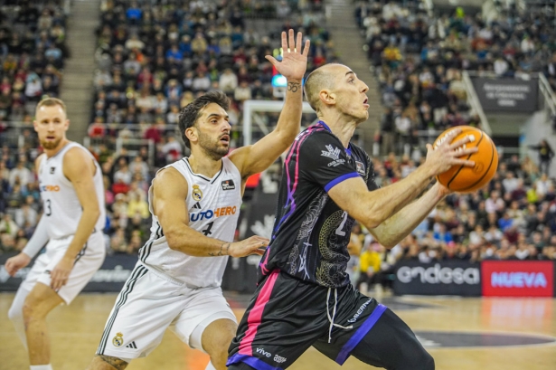 Jonathan Rousselle penetra ante Facu Campazzo (JOSÉ VELASCO)