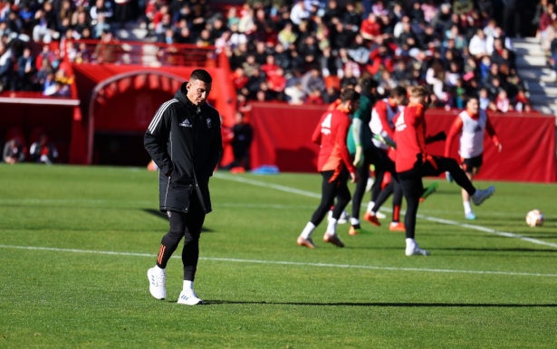 Uzuni apareció cabizbajo en el entrenamiento a puerta abierta (J. AZCOYTIA) Uzuni apareció cabizbajo en el entrenamiento a puerta abierta (J. AZCOYTIA)