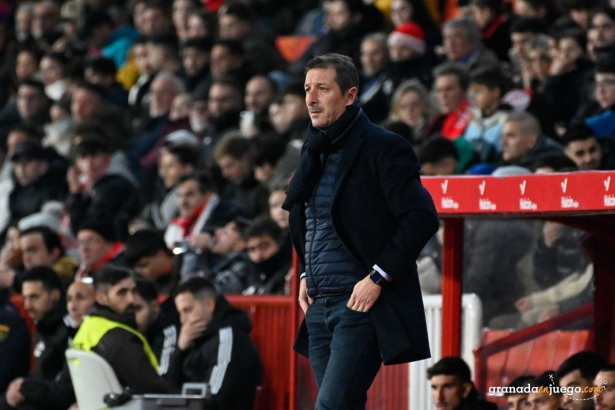 Ramis, entrenador del Burgos CF, en un momento del partido ante el Granada CF (JOSÉ M. BALDOMERO) Ramis, entrenador del Burgos CF, en un momento del partido ante el Granada CF (JOSÉ M. BALDOMERO)