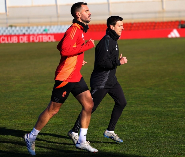Insua ya trabaja sobre el césped de la Ciudad Deportiva (J. AZCOYTIA)