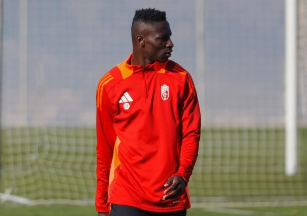 Owusu ya luce como rojiblanco (GRANADA CF)