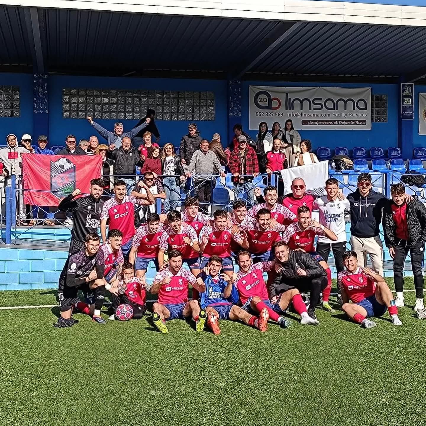 El Churriana celebra el triunfo con la afición desplazada a Alhaurín de la Torre CF (CHURRIANA CF) 