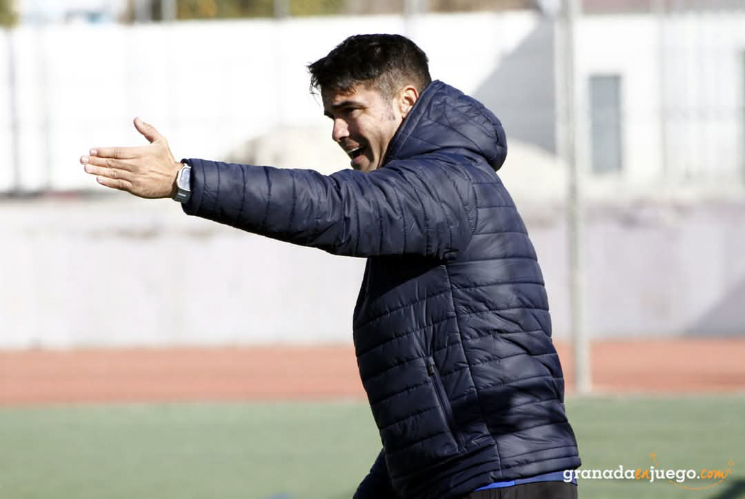 Jaime Morente da instrucciones en el derbi ante el Atarfe (J. PALMA)