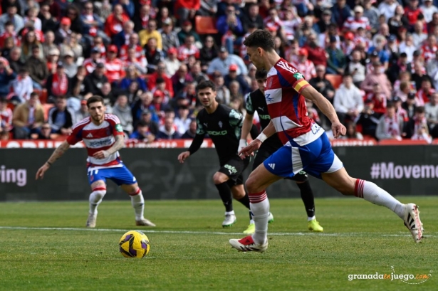 Boyé, en el momento de lanzar el penalti que abrió el marcador (JOSÉ M BALDOMERO) Boyé, en el momento de lanzar el penalti que abrió el marcador (JOSÉ M BALDOMERO)