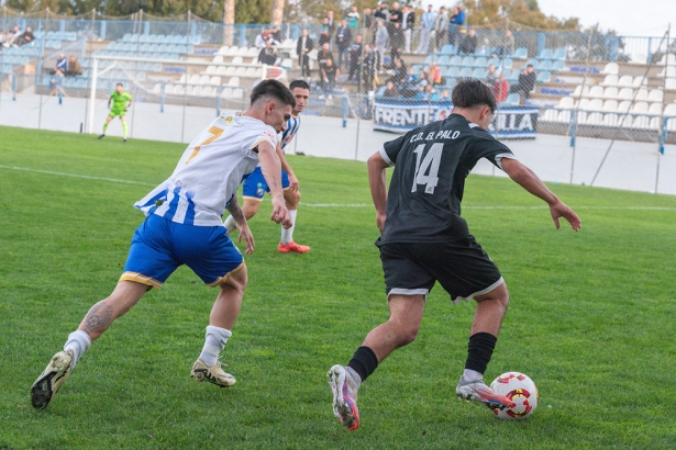 Toni (CF Motril) y Carlos Camacho (El Palo), en un lance del partido (SEMANARIO MUCHO DEPORTE) Toni (CF Motril) y Carlos Camacho (El Palo), en un lance del partido (SEMANARIO MUCHO DEPORTE)