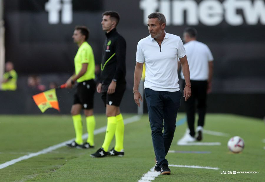 Óscar Cano durante un partido con el Tenerife (LALIGA)