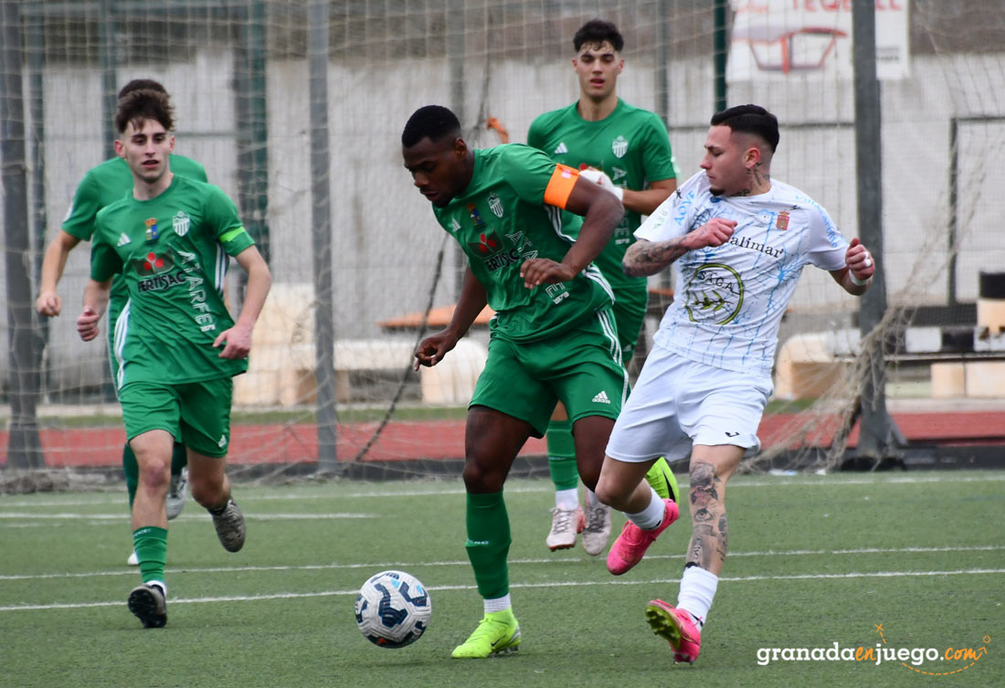 Marcley intenta irse de un defensor del Villacarrillo CF (J. PALMA)
