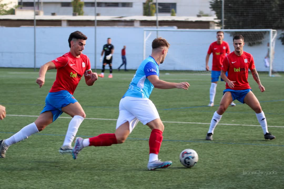 Enzo persigue a un jugador del Otura CF (ENCARNI QUESADA)